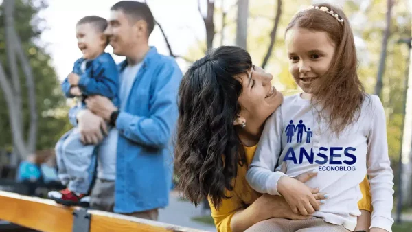 Familia contenta del SUAF de la Anses