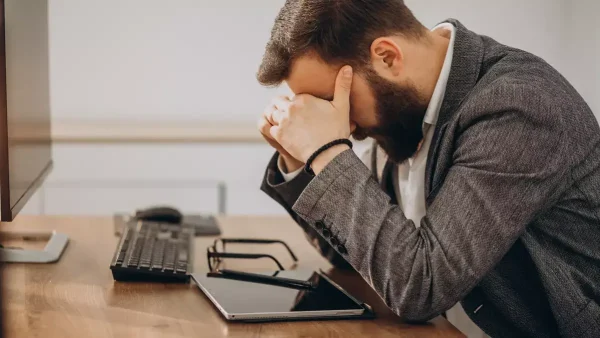 Trabajador triste en el escritorio