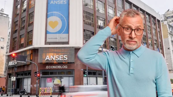Jubilado pensando frente a oficina de Anses