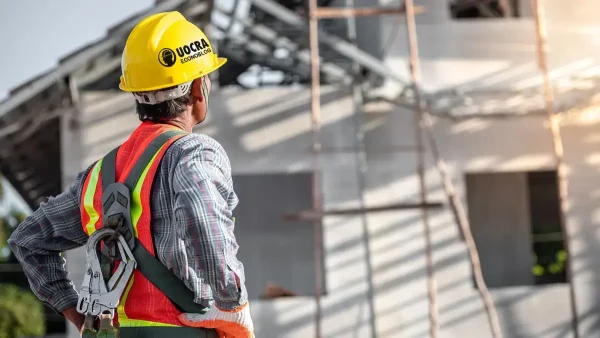 Trabajador de la construcción con casco de la Uocra