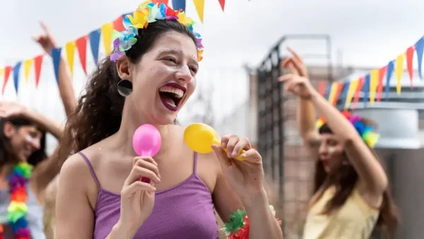 Mujer celebrando el carnaval