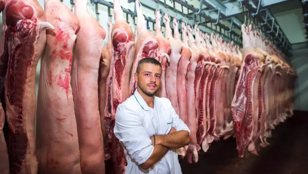 Trabajador de la carne en un frigorífico