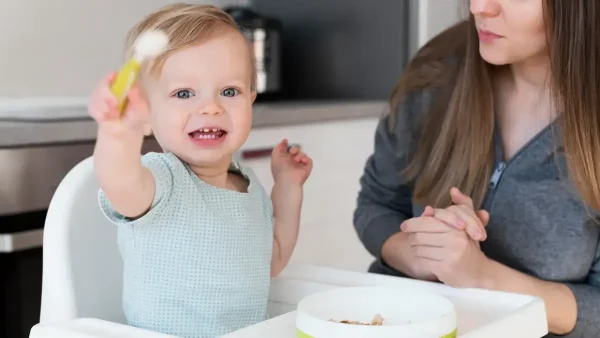 Niño comiendo con su madre