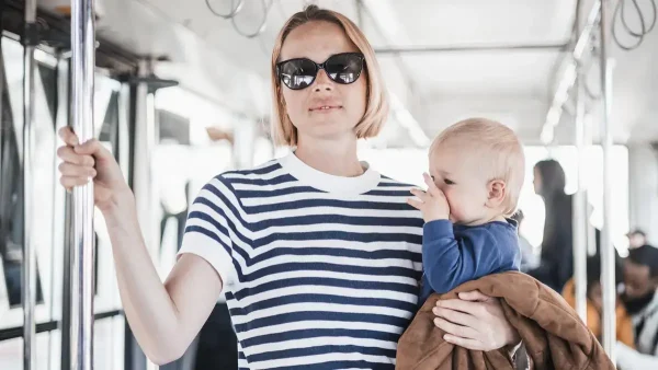 Madre viajando en colectivo