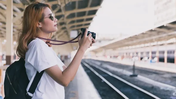 Turista en una estación de trenes