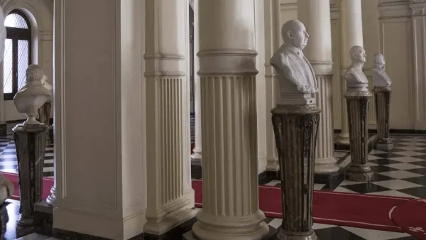 Bustos en el Hall de Honor de la Casa Rosada