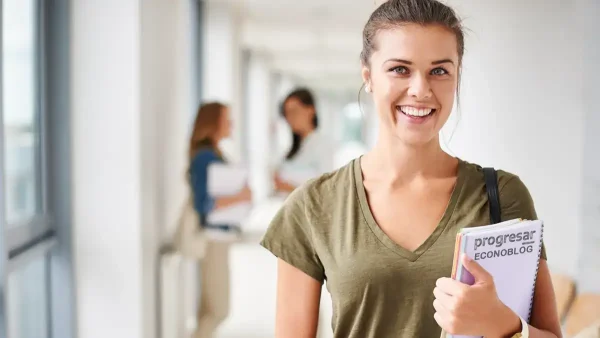 Estudiante de Becas Progresar con un cuaderno en la mano