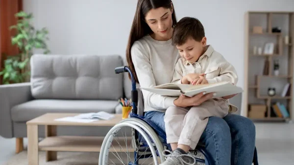 Mujer con discapacidad junto a su hijo