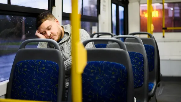 Pasajero durmiendo en el colectivo