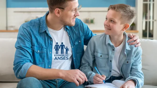 Padre del SUAF con su hijo y remera de Anses