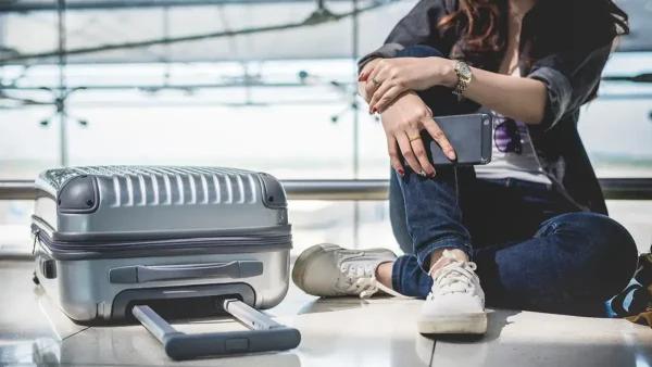 Pasajera preocupada por el paro en el aeropuerto