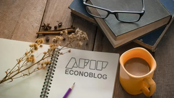 Libro de la AFIP junto a una taza de café