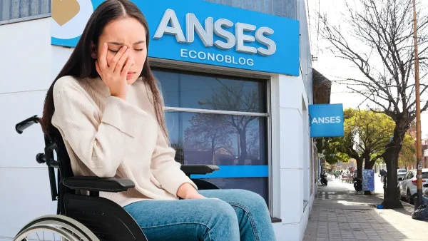 Beneficiaria de PNC triste en la oficina de Anses