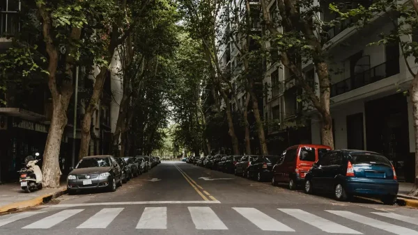 Calle con autos estacionados