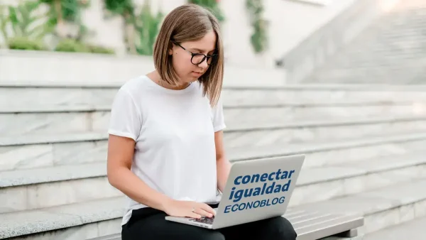 Estudiante con computadora del Plan Conectar Igualdad