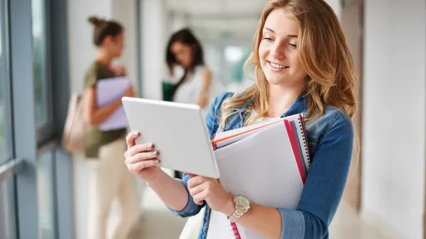 Estudiante con libros y una tablet