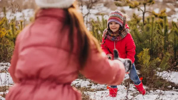 Niñas jugando en la nieve durante el invierno