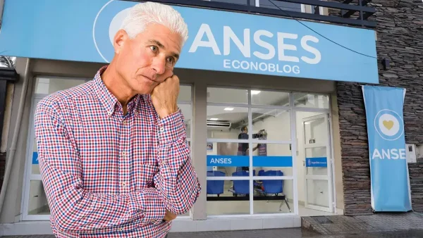 Jubilado triste frente a la delegación de Anses