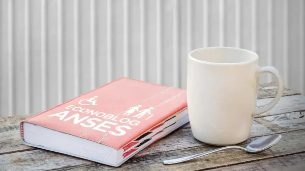 Libro de la Anses para PNC y jubilados junto a una taza