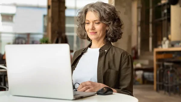 Mujer trabajando en una computadora