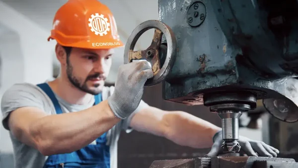 Trabajador de la UOM con una máquina