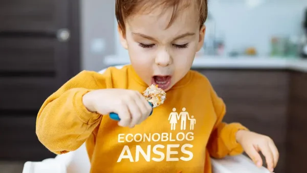 Beneficiario del SUAF de Anses comiendo