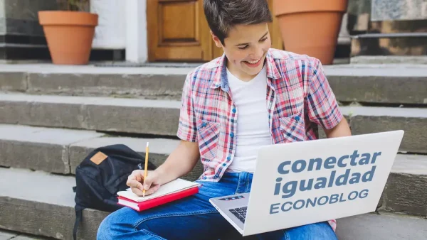Estudiante contento con su computadora Conectar Igualdad