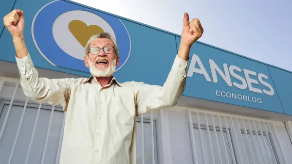 Jubilado contento en oficina de Anses