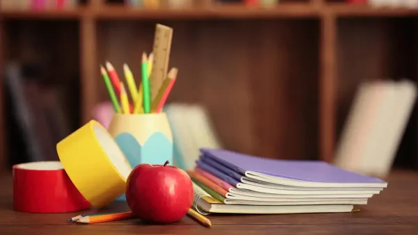 Útiles en escritorio de una escuela