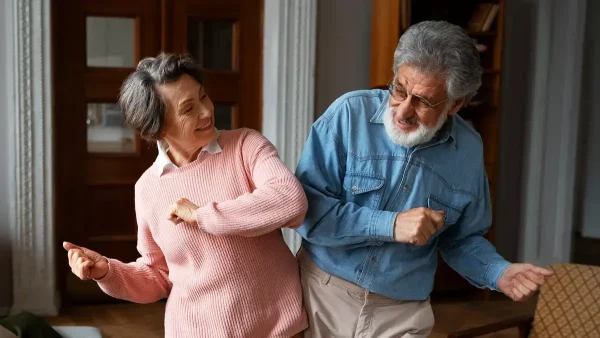 Jubilados contentos bailando en su vivienda