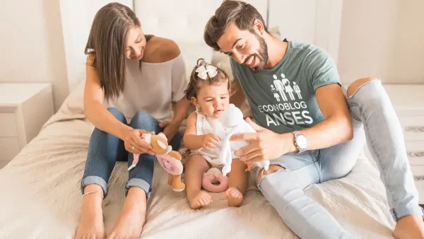 Padres de la AUH con remera de Anses