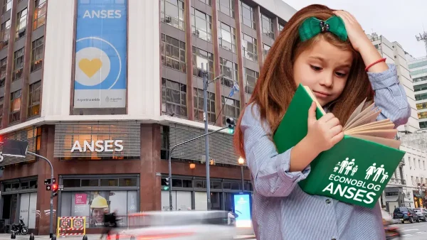 Nena con libro de Anses para AUH y SUAF