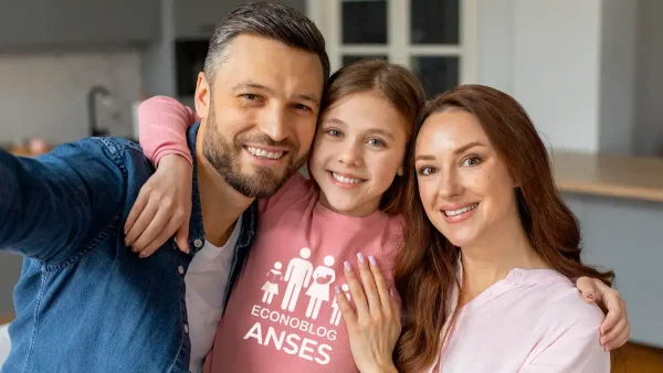 Familia de la AUH con remera de Anses