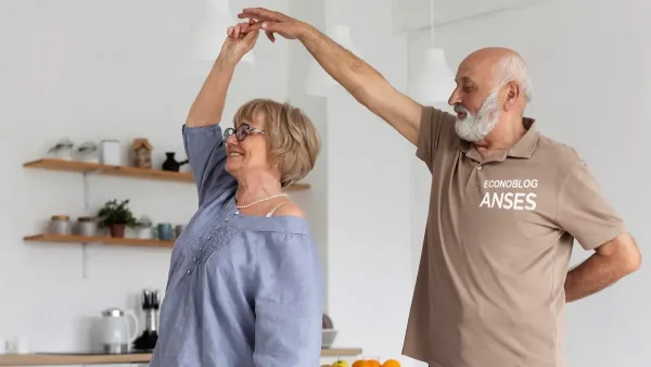 Jubilados de la Anses bailando