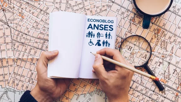 Cuaderno de la Anses sobre un mapa