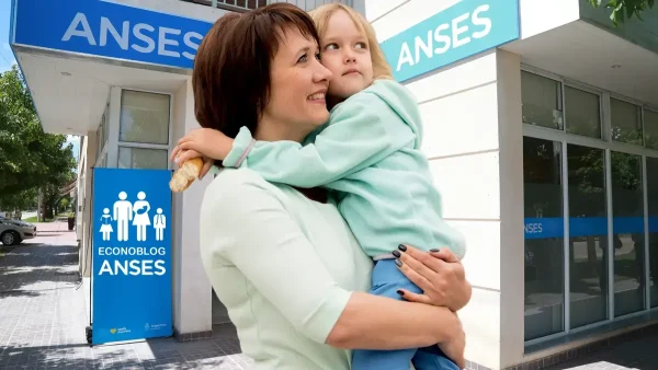 Madre de la AUH con su hija en la delegación de la Anses