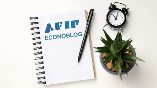 Cuaderno de la AFIP junto a un reloj