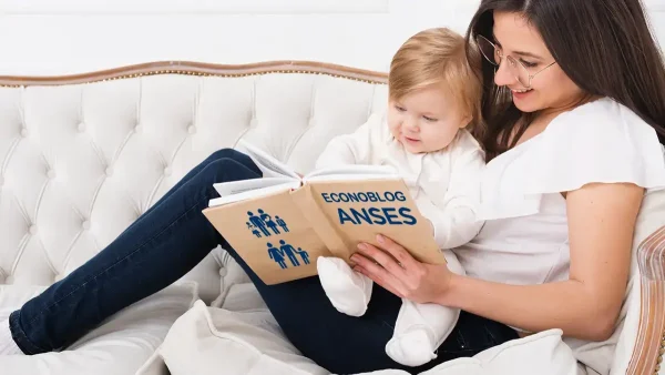 Madre con libro de Anses para AUH y SUAF