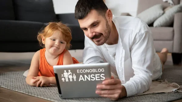 Padre de la AUH con una tablet de la Anses