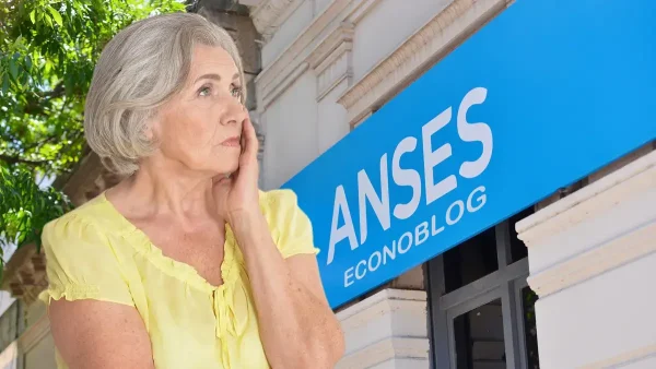 Jubilada pensando preocupada en Anses