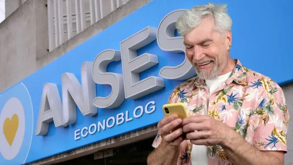 Jubilado de Anses riendo con su celular