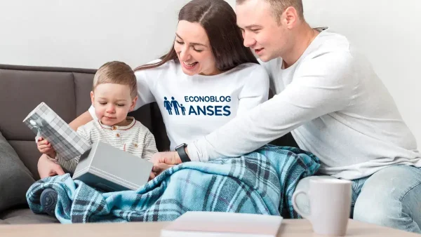 Familia del SUAF con remera de Anses