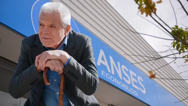 Jubilado de Anses pensando