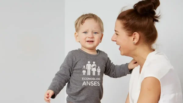 Bebé de la AUH con ropa de Anses