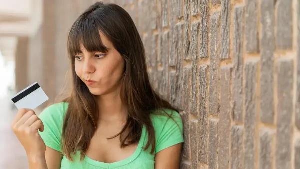 Mujer preocupada con su tarjeta