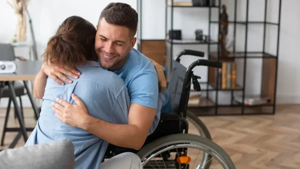 Persona con discapacidad dando un abrazo