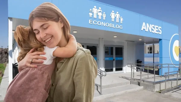 Abrazo de una madre de la AUH o SUAF con su hija en Anses