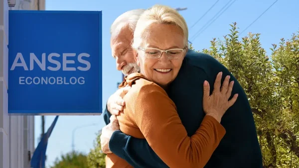 Jubilados de la Anses abrazados