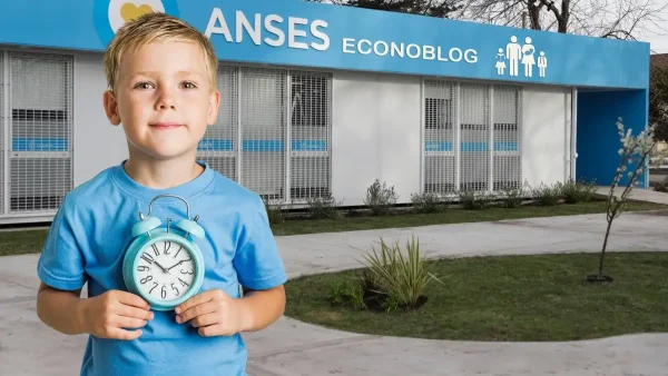 Niño de la AUH en Anses con un reloj