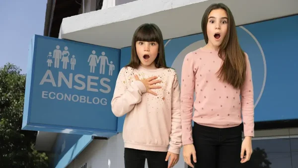 Niños en Anses junto a cartel de AUH y SUAF